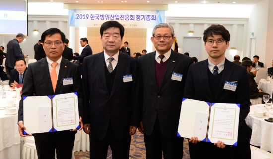 한화시스템 류종수 부장이 26일 공군회관에서 진행된'2018 방위산업 우수논문 공모전' 시상식에서 최우수상을 수상했다. 왼쪽부터 류종수 한화시스템 부장, 최평규 한국방위산업진흥회 회장, 김영후 상근부회장 (사진=한화시스템)