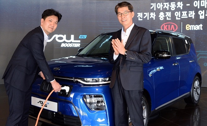 권혁호 기아차 국내영업본부장(오른쪽)과 김득용 이마트 고객서비스본부장이 기념 촬영을 하고 있다. (사진=기아차)