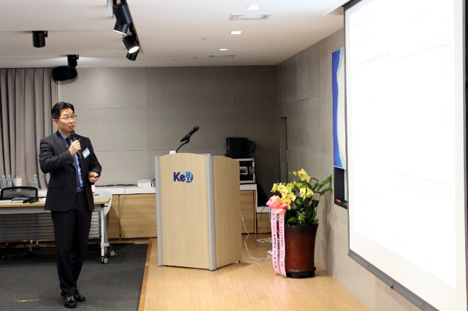 이날 오후 서울 한국기업데이터 본사에서 열린 '기업 빅데이터를 활용한 일자리 창출' 학술대회에서 조병삼 본부장이 발표하고 있다. / 사진 = 한국기업데이터