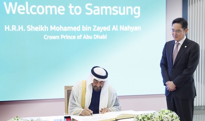 26일 오후 삼성전자 화성사업장을 찾은 모하메드 빈 자이드 알 나흐얀 아부다비 왕세제가 방명록을 작성하고 있다. (사진=삼성전자)