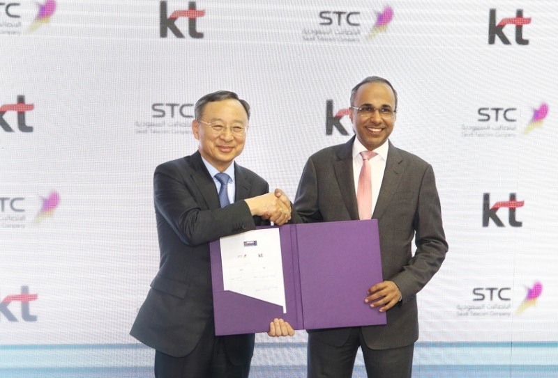 △ 황창규 KT 회장과 나세르 알 나세르(Nasser Al Nasser) STC Group  CEO가 미래 신사업 분야 사업 공동 개발, 추진을 위한 MOU를 체결했다/사진=KT