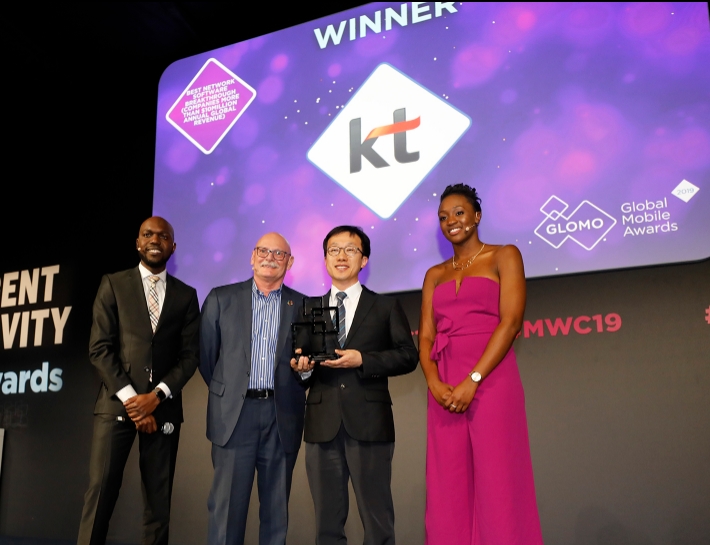 △MWC 글로벌 모바일 어워즈 2019에서 수상한 지니페이 관계자들이 수상을 기뻐하고 있다/사진=KT