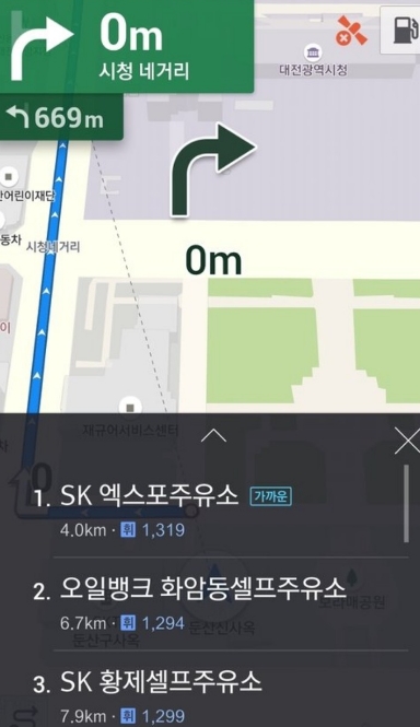 △음성명령을 통해 근처 주유소를 찾고 가격을 비교할 수 있는 서비스의 시연 장면/사진=오승혁 기자(SKT블로그 캡처)