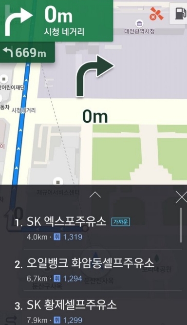 △음성명령을 통해 근처 주유소를 찾고 가격을 비교할 수 있는 서비스의 시연 장면/사진=오승혁 기자(SKT블로그 캡처) 