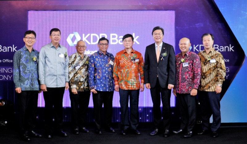 산업은행은 26일 신남방정책의 핵심국가이자 ASEAN(아세안)의 중심인 인도네시아 금융시장 진출 확대를 위해 자카르타에 사무소를 개소하였다고 밝혔다. (왼쪽 기준) 산업은행 자카르타 사무소 김강수 소장, PT Adaro Energy Lie Luckman CFO, 인도네시아 수출입은행 Agus Windiarto 전무이사, 인도네시아금융감독청(OJK) Imansyah부청장, 산업은행 성주영 수석부행장, 駐인도네시아 한국대사관 김창범 대사, 인도네시아 인프라공사 Darwin Trisna Djajawinata 이사, 산업은행 아시아지역본부 이병호 본부장 / 사진= 산업은행