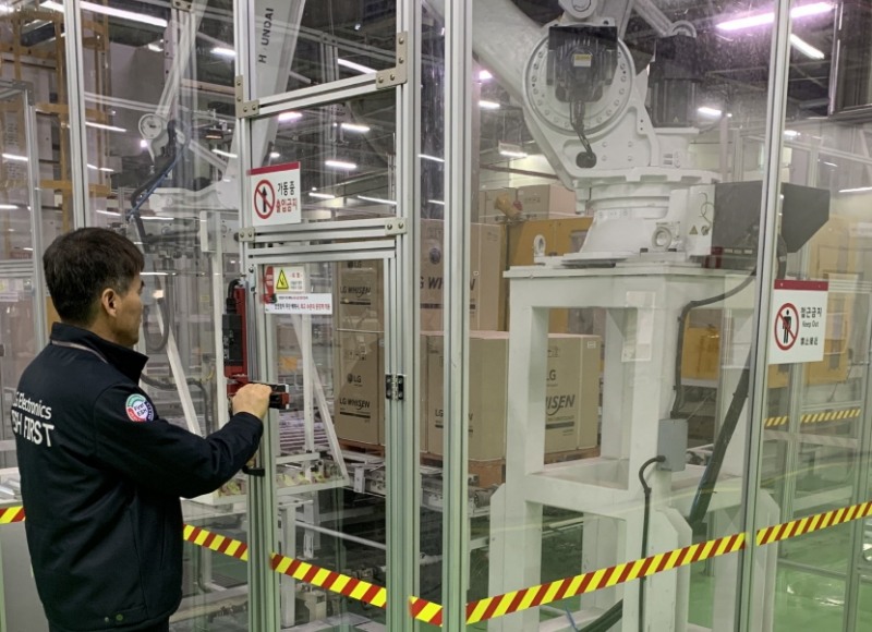△LG전자 직원이 안전펜스, 출입문 비상정지장치, 안전제어 시스템 등 산업용 로봇 안전 기준을 점검하고 있다/사진=LG전자