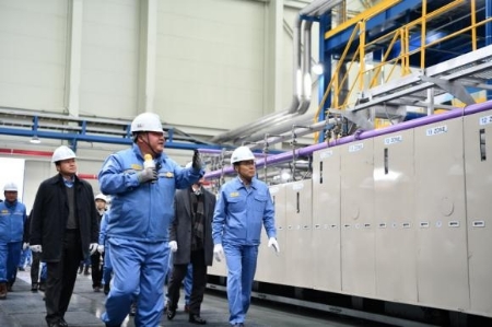 포스코켐텍이 세종시 전의산업단지 내 음극소재사업소에 2차전지 음극재 공장 6, 7호기를 증설하고 본격 가동에 들어갔다. 27일 오전 진행된 준공식에서 포스코켐텍 최정우 사장(가장 오른쪽)을 비롯한 참가자들이 증설된 설비를 투어하고 있다.