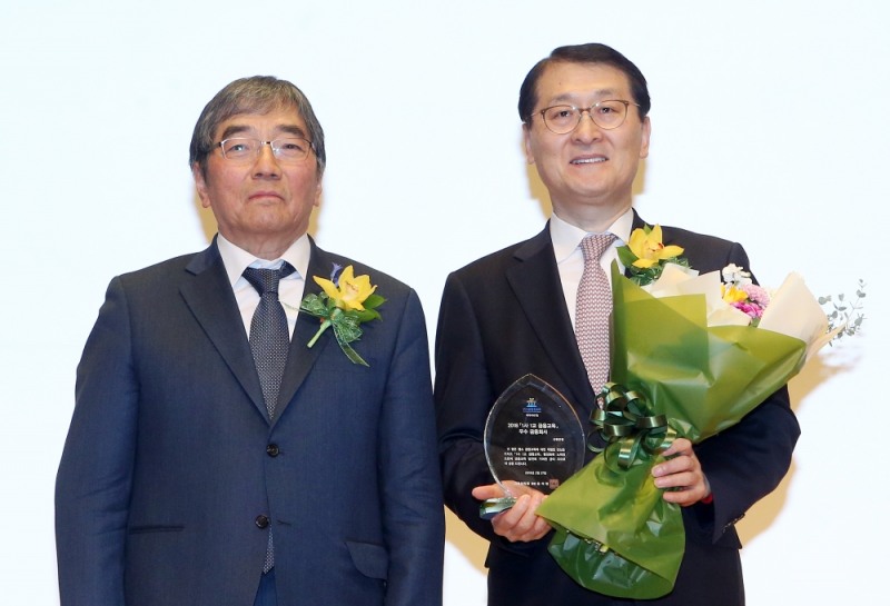 27일 여의도 금융감독원에서 진행된 ‘2018 1사1교 금융교육 우수사례 시상식’에서 신한은행은 ‘우수 금융회사’ 부문 금융감독원장상을 수상했다. 윤석헌 금융감독원장(왼쪽)과 위성호 신한은행장(오른쪽)이 기념 촬영하는 모습 / 사진= 신한은행