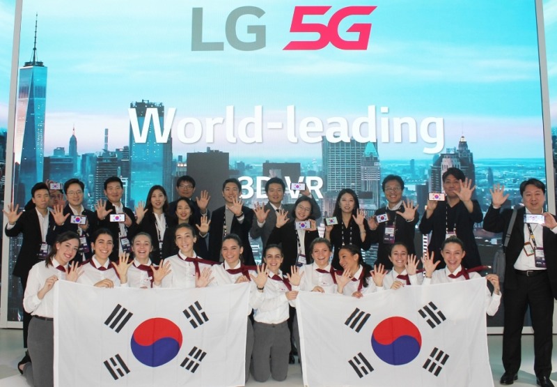 △LG유플러스 직원들이 MWC 2019에서 태극기를 들고 3.1운동 100주년 기념 퍼포먼스를 하고 있다/사진=LG유플러스