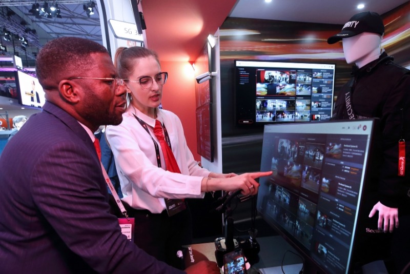 △KT의 MWC 2019 부스에서 관람객이 영상 솔루션을 체험하고 있다/사진=KT