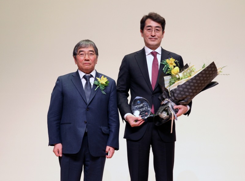 △메리츠화재 김용범 대표이사(오른쪽)가 윤석헌 금융감독원장과 기념사진을 찍고 있다. / 사진=메리츠화재