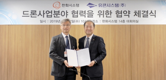 정석홍 한화시스템 사업본부장(오른쪽)과 송재근 유콘시스템 대표이사(왼쪽)가 27일 한화시스템 서울 사업장에서 드론 및 무인기 분야 포괄적 업무 협력을 위한 양해각서를 체결했다. (사진=한화시스템)