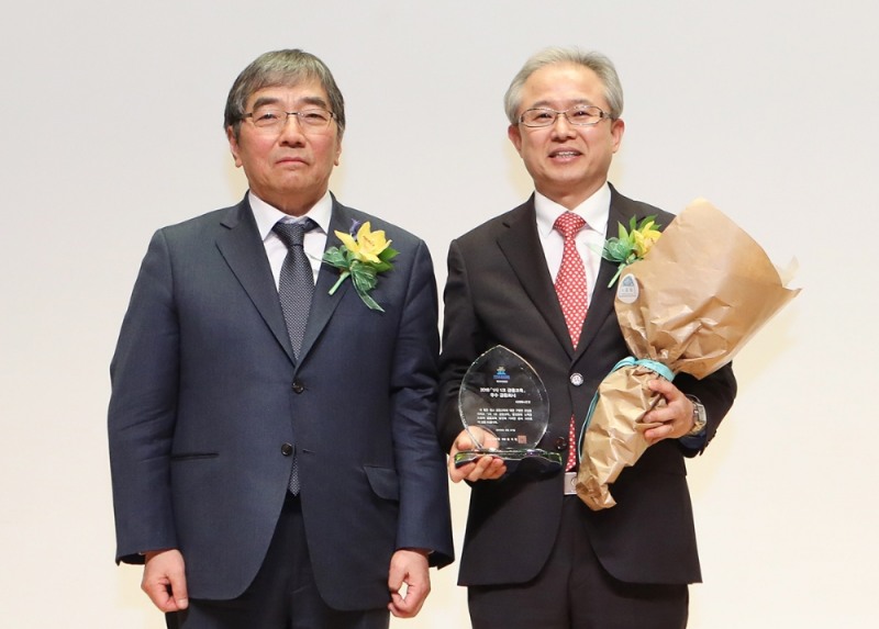 KEB하나은행은 27일 오후 금융감독원에서 개최된 1사 1교 우수사례 시상식에서 4년 연속으로 금융감독원장상을 수상했다. 시상식 후 정춘식 KEB하나은행 개인영업그룹 부행장(사진 오른쪽)이 윤석헌 금융감독원장과 함께 기념촬영을 하고 있다. / 사진= KEB하나은행