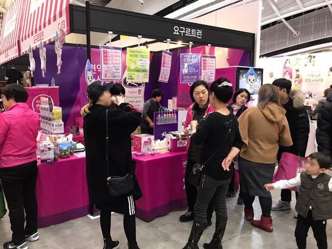 사진=요구르트 런 체험 부스에 관심을 보이는 고객들