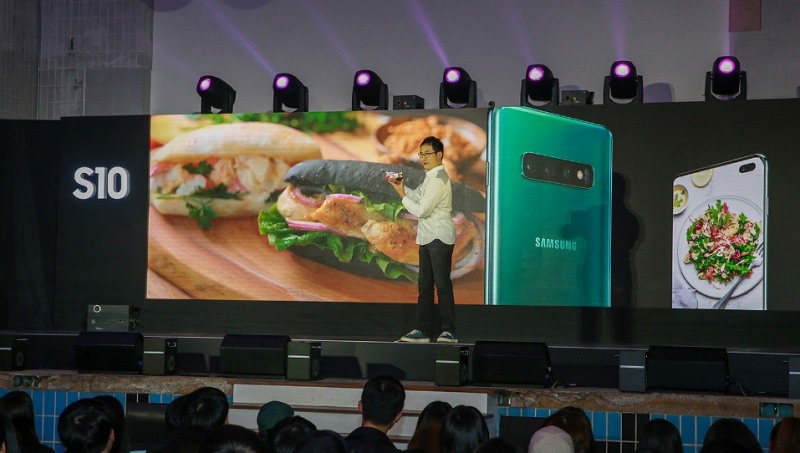 △요리인류를 연출한 이욱정 PD가 음식을 활용한 프로그램들을 갤럭시 팬 파티에서 선보이는 모습/사진=삼성전자