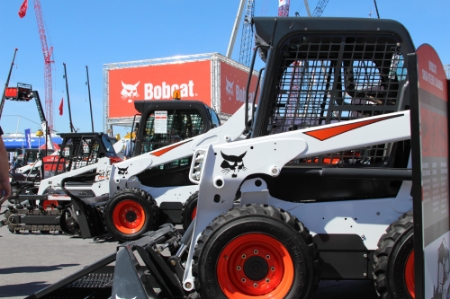 두산밥캣이 지난 2017년 미국 라스베이거스에서 열린 북미 최대 건설장비 전시회 ‘콘엑스포 2017’에서 소형 로더 제품들은 선보이고 있다. (사진=두산밥캣)
