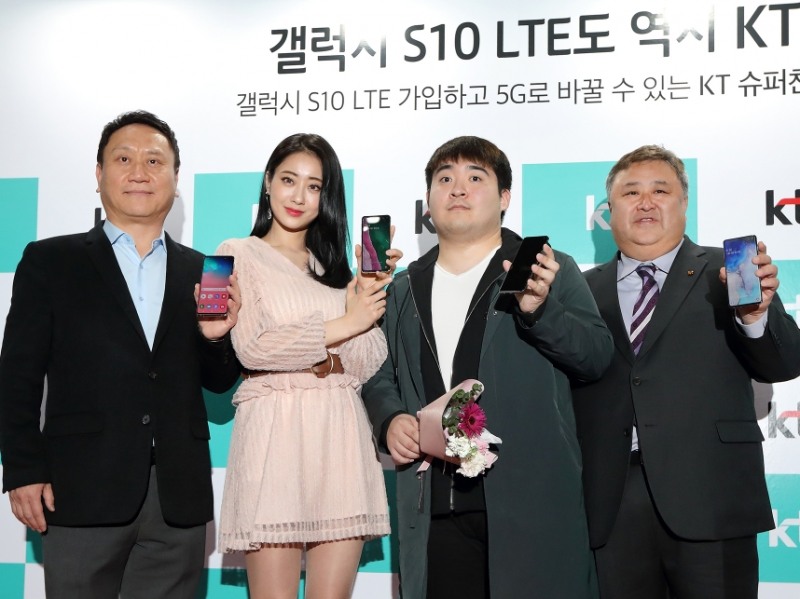 △광화문 KT스퀘어에서 진행된 갤럭시 S10 사전개통 행사에서  경품 1등 당첨자 정문경씨가 기념촬영을 하고 있다. 왼쪽부터 박훈종 삼성전자 IM영업2그룹장 상무, 가수 경리, 1등 당첨자 정문경,  이현석 KT 디바이스본부장  전무/사진=KT