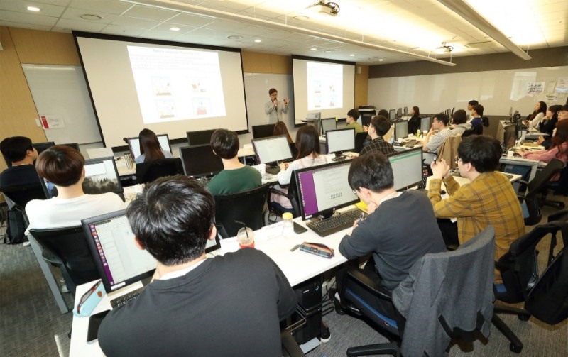 △지난해 5월, 성남시 분당구 KT 그룹인력개발원 인공지능 교육센터에서 AI아카데미에 참여한 교육생들이 AI 분야의 강의를 듣고 있다/사진=KT