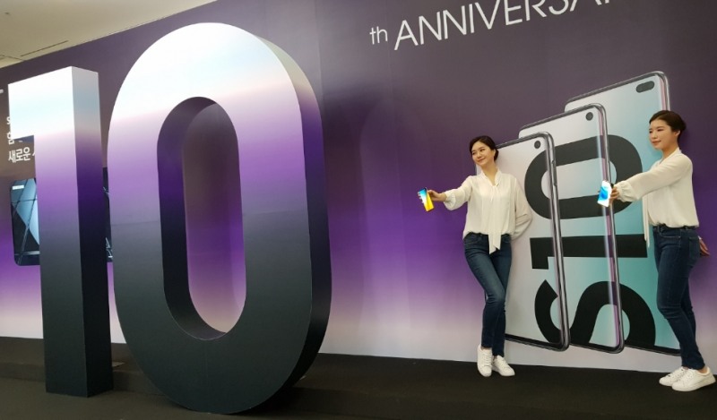 △SKT의 개통행사장에서 모델들이 겔럭시 S10 기기를 들고 포즈를 취하고 있다/사진=오승혁 기자