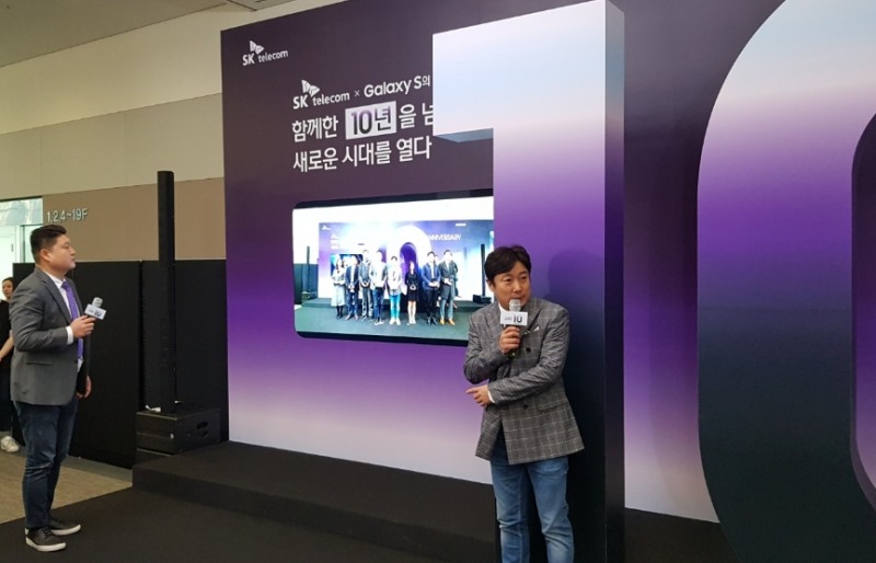 △S 어워즈 수상자들과 기념 촬영을 마친 방송인 강호동, 이수근이 갤럭시 S10으로 촬영한 단체 사진을 보며 감탄하고 있다/사진=오승혁 기자