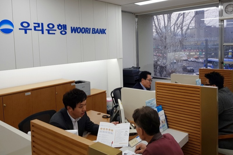 ‘우리 소상공인 창업지원센터’에서 전문 컨설턴트가 상담을 진행하고 있는 모습./사진=우리은행