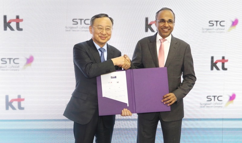 △황창규 KT 회장이 MWC 2019에서 사우디 국영통신사와 MOU를 맺은 모습/사진=KT