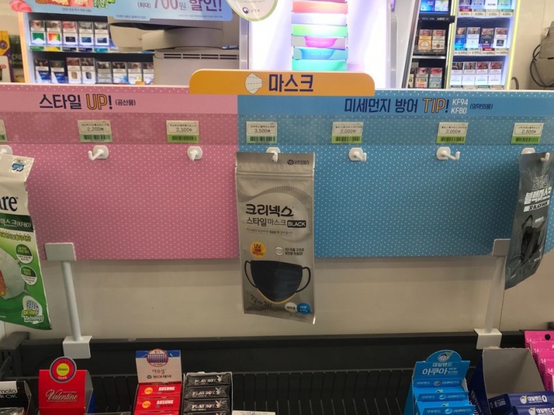 서울 중구 한 편의점에서 진열된 스타일 마스크를 제외한 미세먼지용 마스크가 모두 판매된 모습.