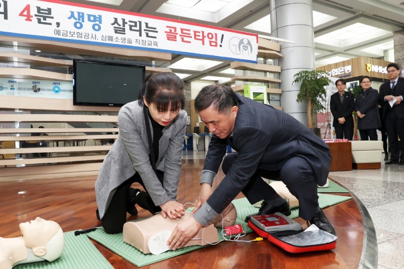 5일 서울 중구 청계천로 사옥에서 열린 ‘내 가족과 동료‧이웃을 살리는 안전교육’에 참여한 위성백 사장(오른쪽)이 자동심장충격기 사용법을 실습 하고 있다./사진=예금보험공사