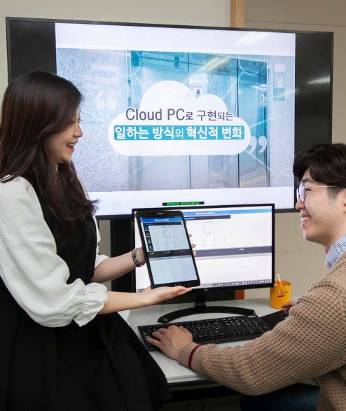 △모델들이 클라우드 PC 사용을 시연하고 있다/사진=SK브로드밴드