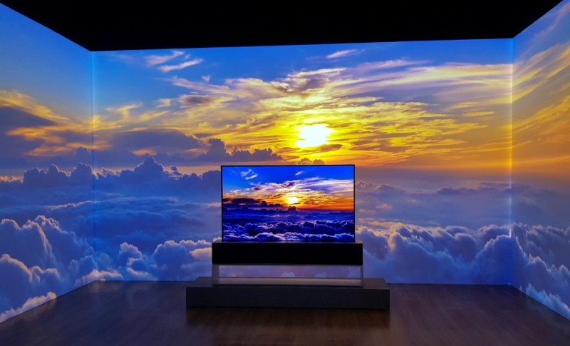 △방처럼 꾸며진 공간에서 벽면 스크린과 연동하여 영상을 재생하고 있는 롤러블 TV의 모습/사진=오승혁 기자