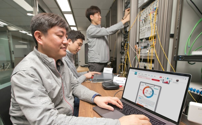 △KT 직원들이 기존 UTP 케이블을 통해 5기가 UTP 상용 장비의 인터넷 속도품질을 검증 하고 있다/사진=KT