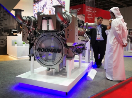 두산인프라코어가 ‘2019 중동전력전시회(MEE)’에서 선보인 DX22 대형 전자식 발전기용 엔진을 관람객들이 살펴보고 있다. (사진=두산인프라코어)