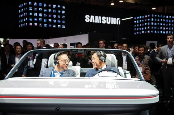 ▲ 박정호 SK텔레콤 사장(오른쪽)이 고동진 삼성전자 사장과 ‘CES 2019’ 전시장 내 삼성전자 부스에서 함께 ‘디지털 콕핏(Digital Cockpit) 2019’를 체험하고 있다. 사진 = SK텔레콤