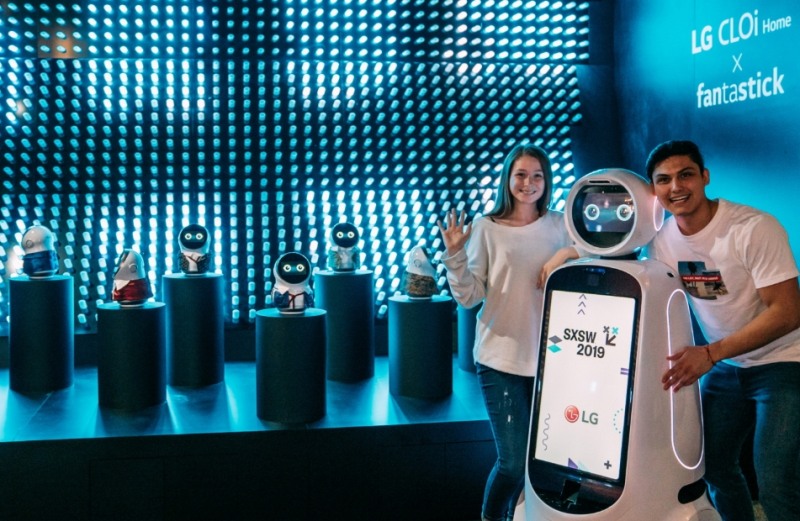 △LG전자의 클로이 안내 로봇을 모델들이 사용해보고 있다/사진=LG전자