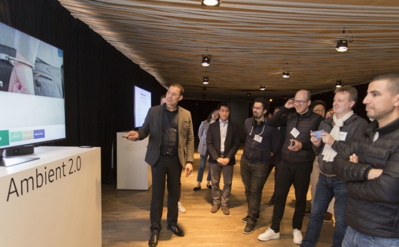 △삼성전자 직원이 2019년형 QLED TV의 핵심 기술에 대해 설명하고 있다/사진=삼성전자