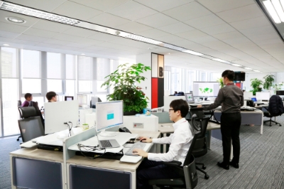 SKC는 기존 ‘팀-실-부문’ 단위별 지정좌석제 대신, 원하는 자리에 앉아 일하는 자율좌석제를 도입했다. (사진=SKC)