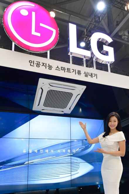 △ 모델이 LG전자의 듀얼베인을 적용한 인공지능 스마트기류 실내기를 소개하는 모습/사진=LG전자
