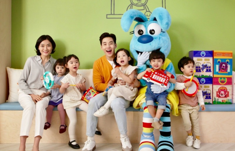 △모델 가수 헨리가 아이들과 함께 SK브로드밴드의 콘텐츠를 즐기는 모습을 시연하고 있다/사진=SK브로드밴드