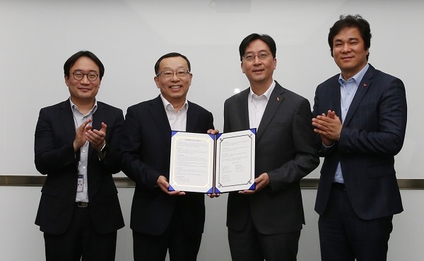 (왼쪽부터)현대자동차 현동진 로보틱스팀 팀장, 조성환 연구개발본부 부본부장과 SK텔레콤 김윤 AI센터장, 유웅환 SV 이노베이션 센터장.