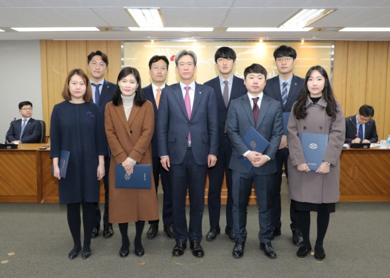 제6기 주니어보드 구성원이 Sh수협은행은 과장급 이하 실무직원들로 구성된 제6기 주니어보드 위촉장 수여 후 이동빈 은행장과 기념촬영을 하고 있다./사진=Sh수협은행