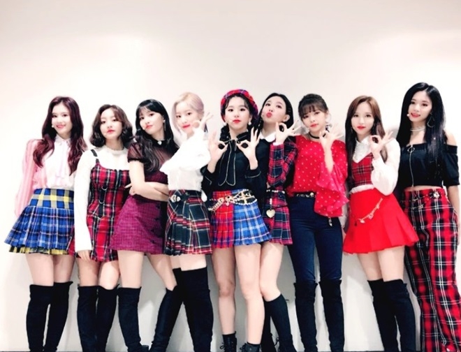 (사진: 이청아 SNS, JYP엔터테인먼트)