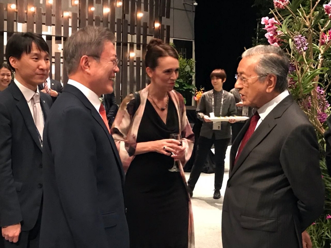 마하티르 빈 모하맛 말레이시아 총리와 만난 문재인 대통령 [사진=청와대]