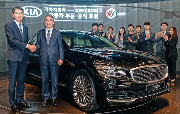 (사진 왼쪽부터) 권혁호 기아차 국내영업본부장 부사장과 정운찬 KBO 총재가 기아차 및 KBO 임직원들과 함께 기념촬영을 하고 있다. (사진=기아차)