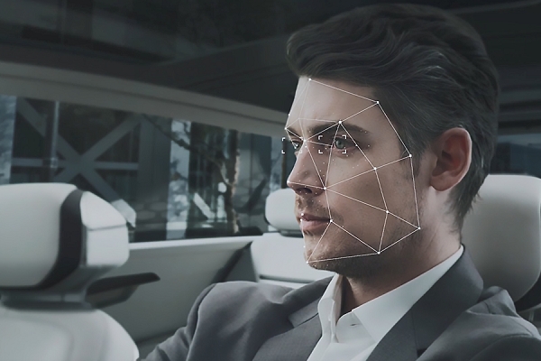 운전자의 얼굴을 인식하는 현대모비스 기술 시연 모습. (사진=현대모비스)