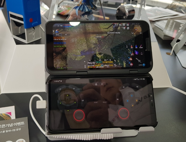 △LG전자의 V50을 활용하여 콘트롤러와 게임 화면을 즐길 수 있는 기능의 시연/사진=오승혁 기자