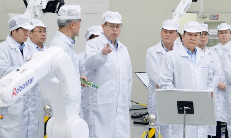△조성진 LG전자 대표이사 부회장이 지난해 경영권을 인수한 산업용 로봇 제조업체 로보스타를 방문했다. 조 부회장이 로보스타의 다양한 산업용 로봇을 살펴보고 있다/사진=LG전자