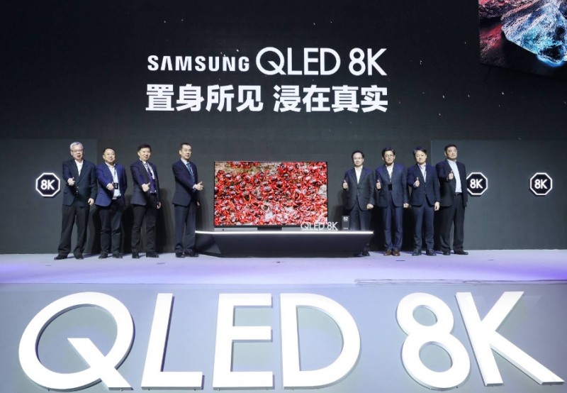 △삼성전자 임직원과 업계 관계자들이 2019년형 QLED 8K 신제품 발표회 행사 개막을 알리고 있다. (왼쪽부터) 루런보 중국 전자상회 부비서관, 리엔스칭 중국 가전제품 서비스협회 이사장, 하오야빈 중국 전자영상협회 부회장, 쉬동셩 중국 가전협회 이사장, 이정주 삼성전자 중국총괄 상무/사진=삼성전자 삼성전자 톈진법인 김우중 상무, 삼성전자 영상디스플레이사업부 설훈 상무, 삼성전자 중국총괄 위엔용쥔 부장