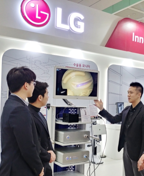 △ 14일 서울 코엑스에서 개막한 국제의료기기 및 병원설비 전시회 KIMES 2019를 찾은 관람객들이 LG전자 수술용 모니터를 살펴보고 있다/사진=LG전자