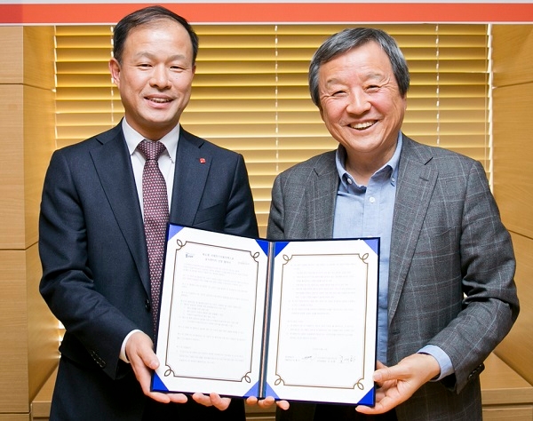 롯데렌탈 이훈기 대표이사(왼쪽)과 국제전기자동차엑스포 김대환 조직위원장. (사진=롯데렌탈)