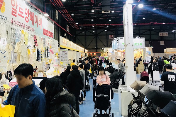 '미베베이비엑스포'를 방문한 관람객이 부스를 둘러보고 있다.